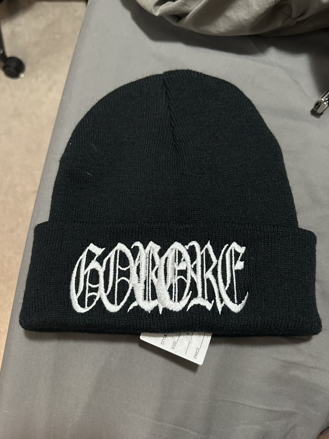 Black knit beanie with embroidered design - photo 2