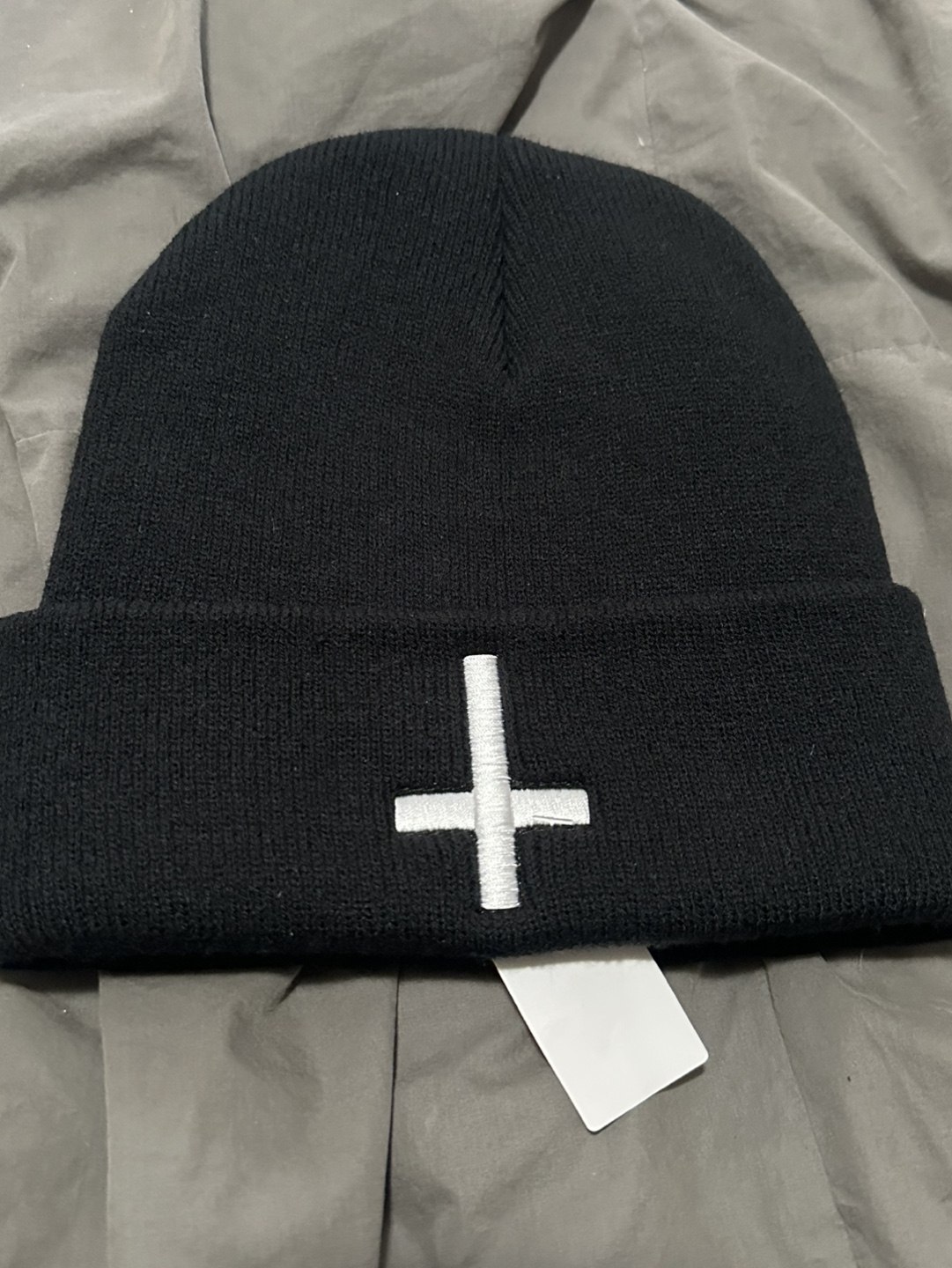 Black knit beanie with embroidered design - photo 3