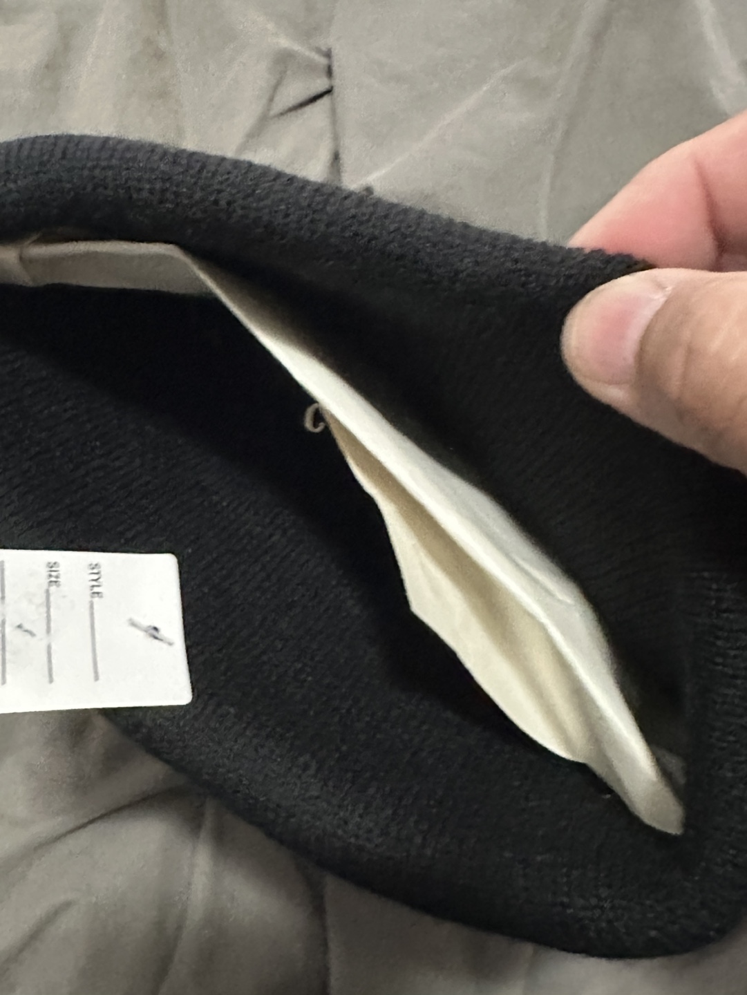 Black knit beanie with embroidered design - photo 4