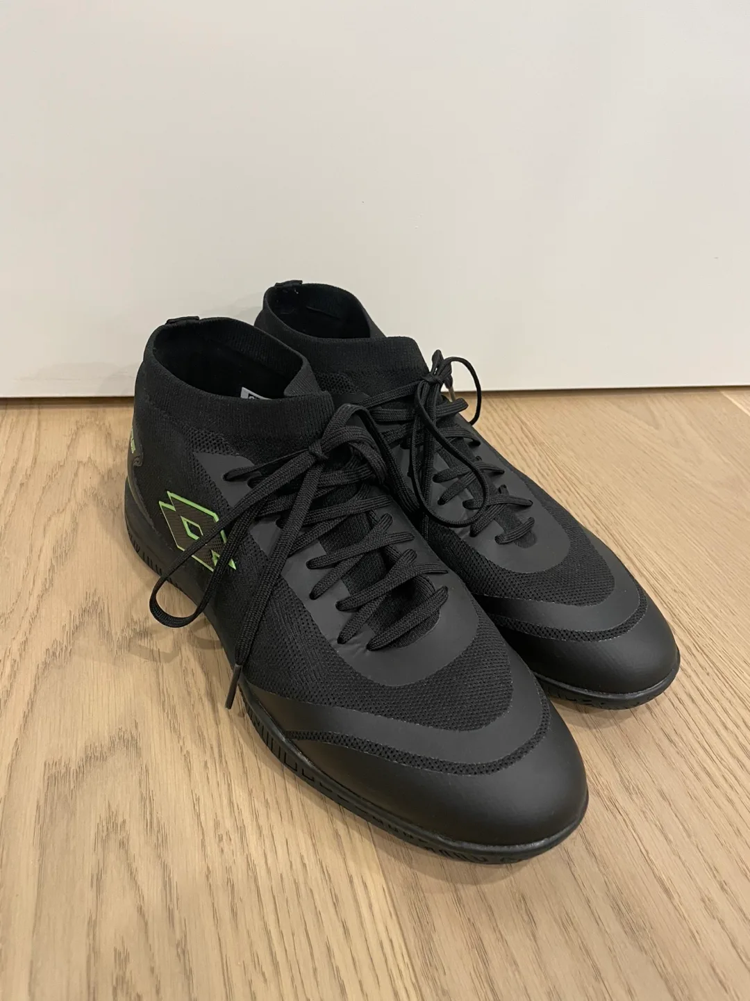 Lotto Black Indoor Soccer/Football Shoes image indicator(3)