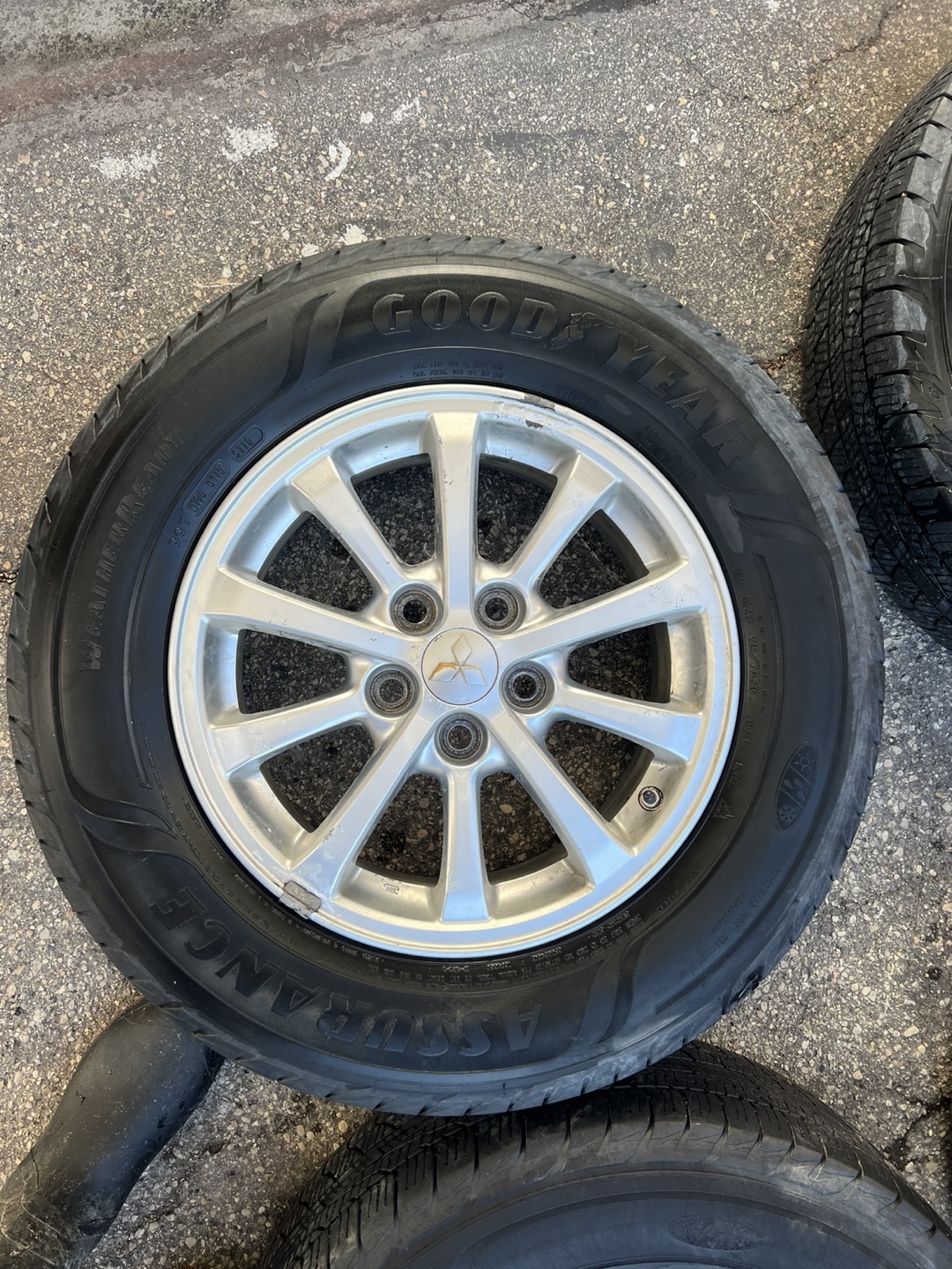 4 Mitsubishi RVR alloy rims and tires
