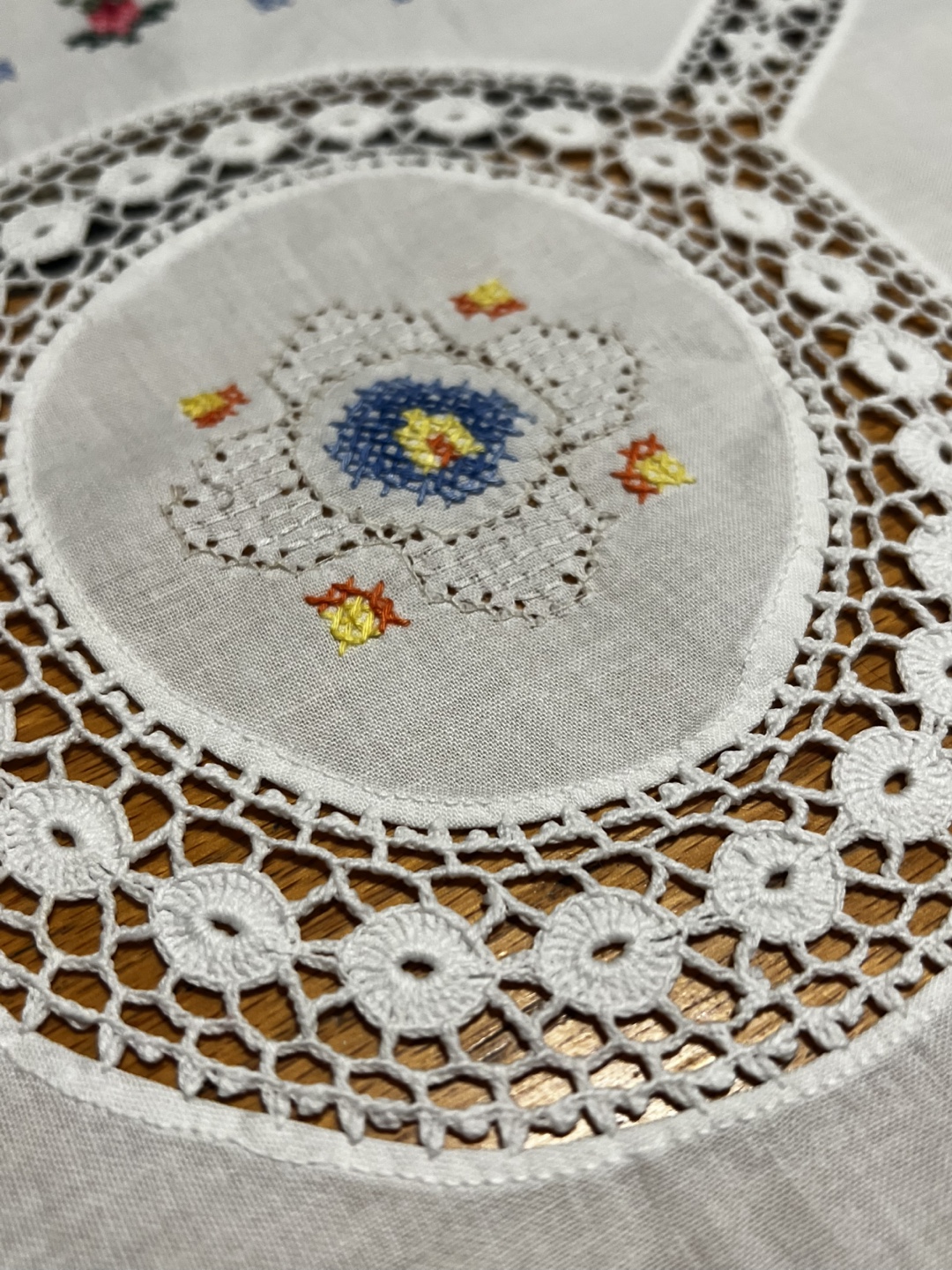 Vintage Hand-Embroidered Tablecloth with Lace - photo 4