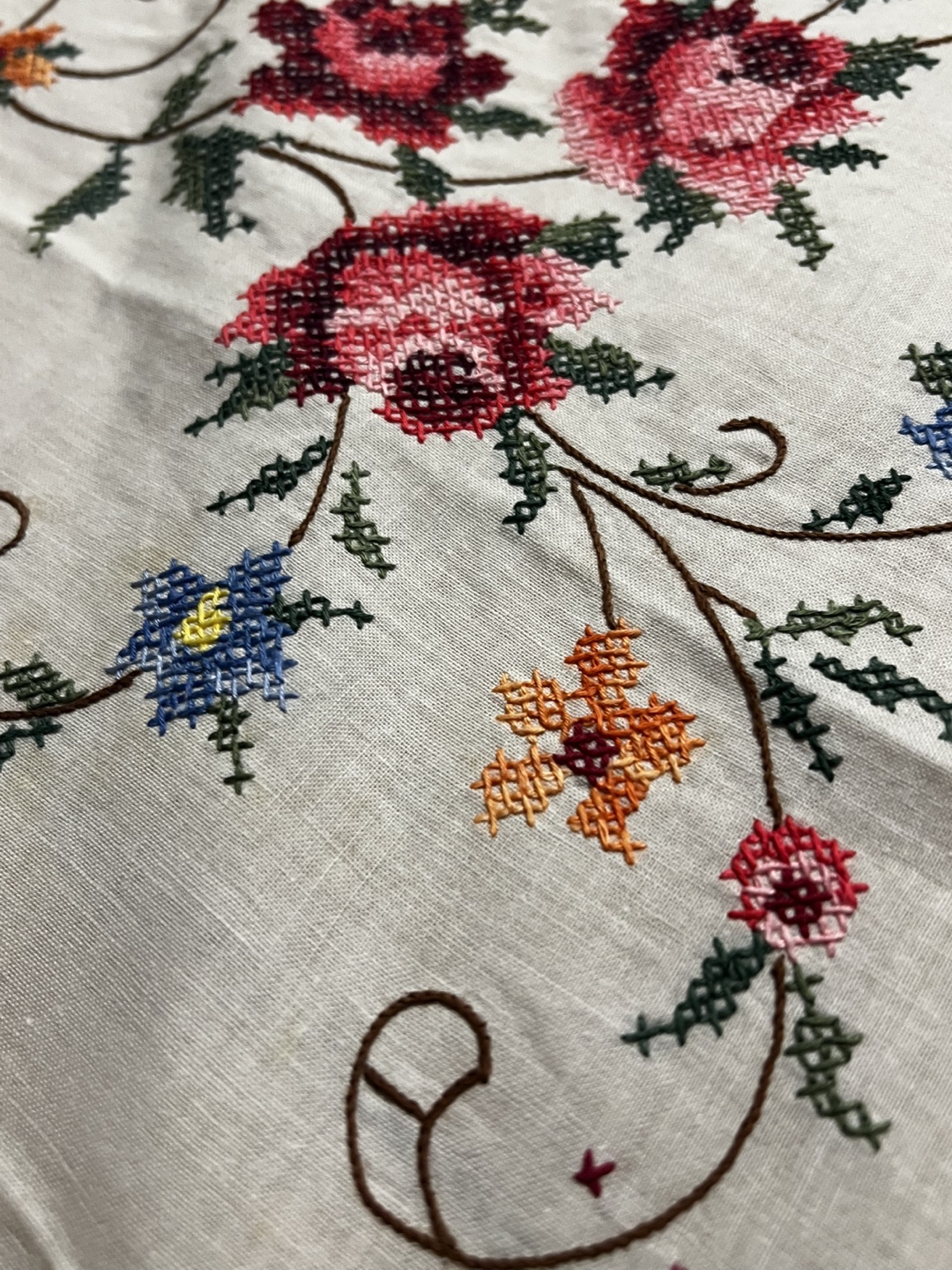 Vintage Hand-Embroidered Tablecloth with Lace - photo 5