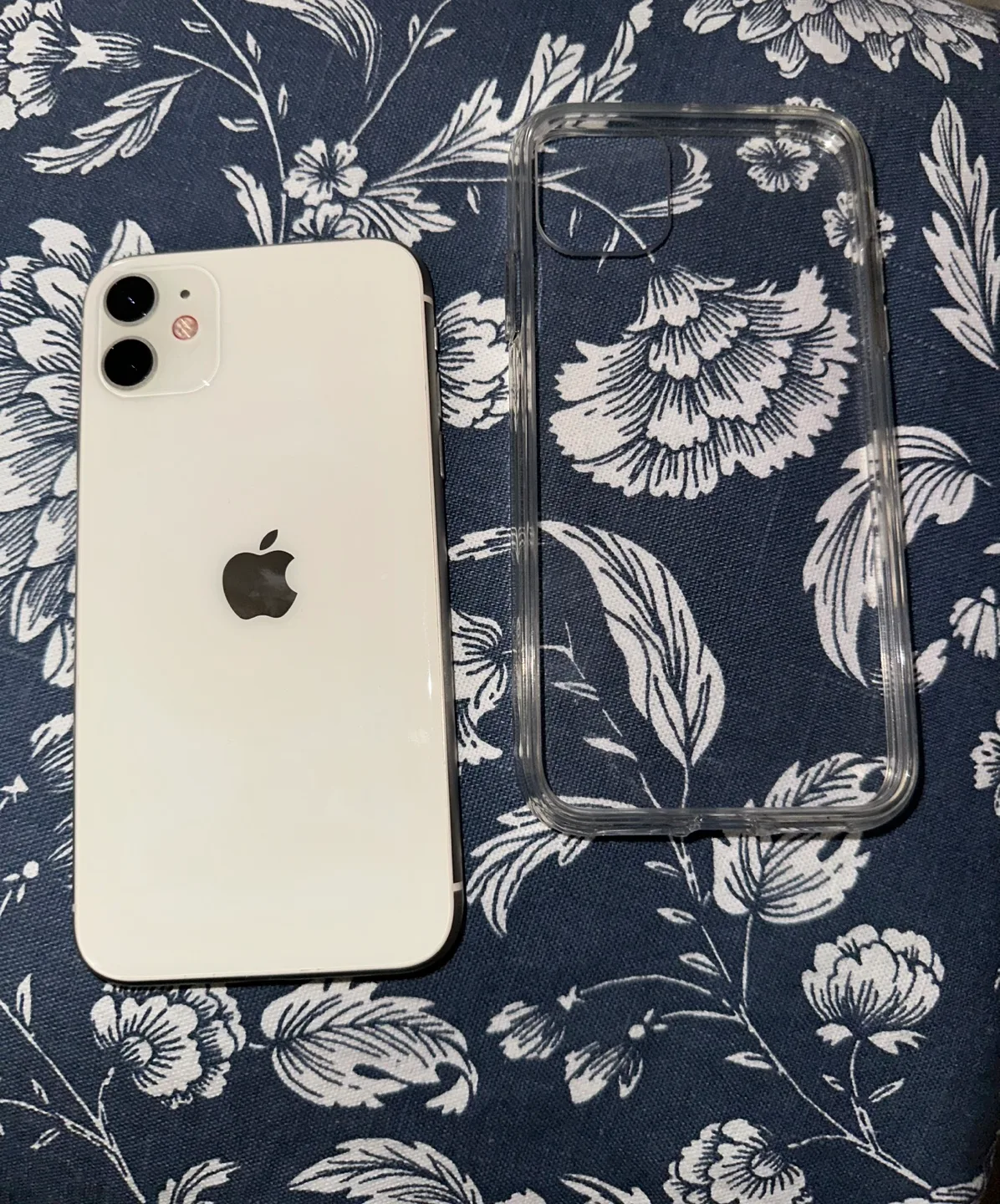 iPhone 11 White 64GB image indicator(2)