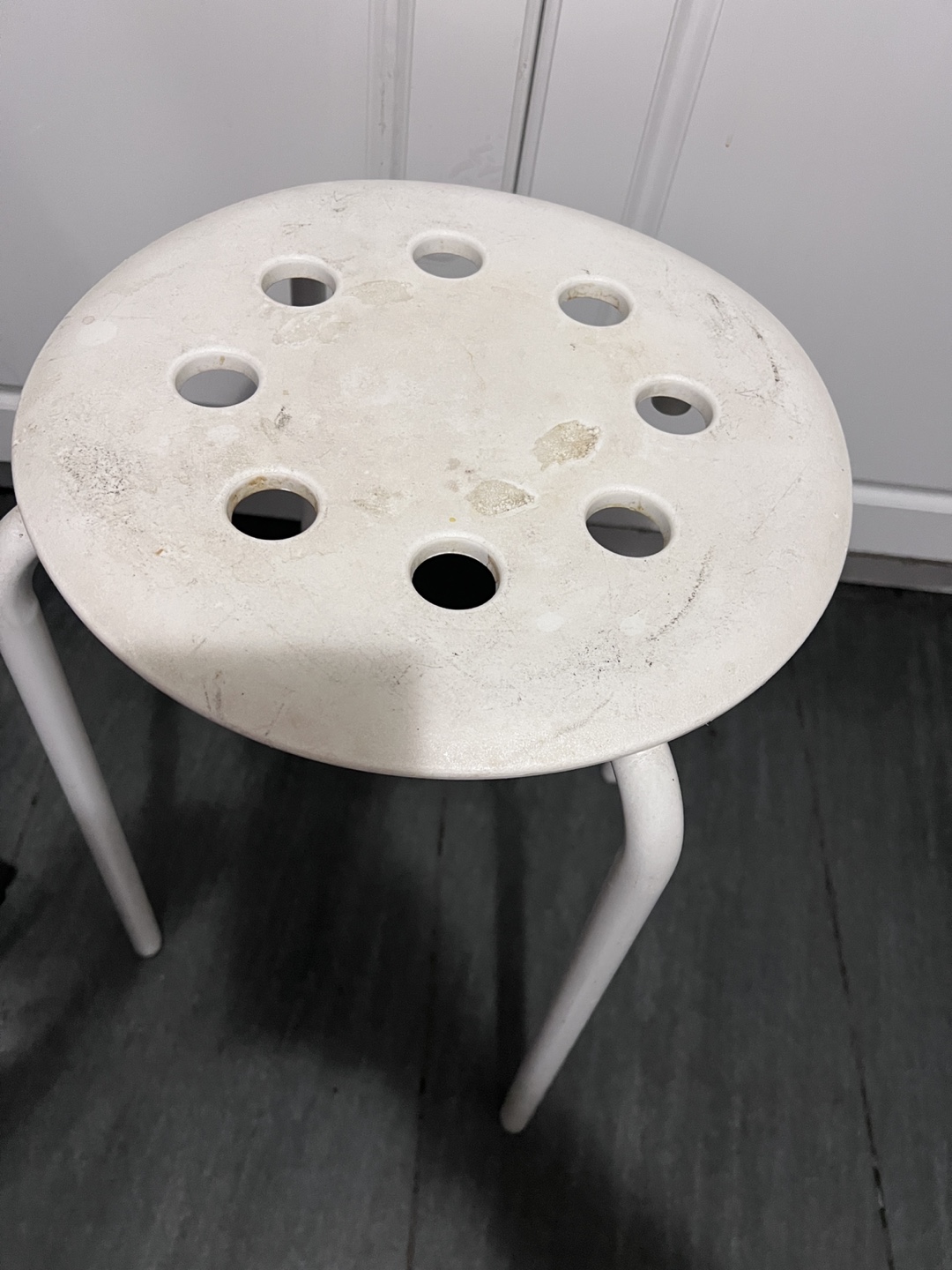 White plastic three-legged stool - photo 2