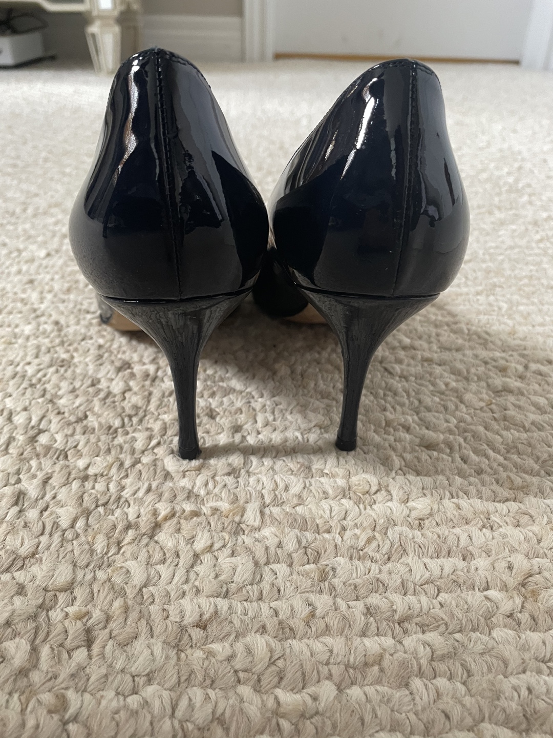 Authentic Manolo Blahnik Patent Leather Pumps - photo 3