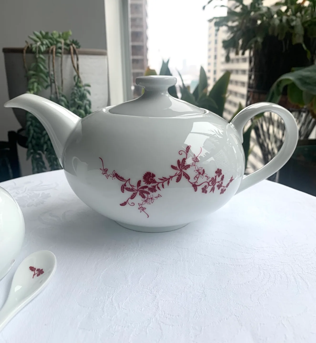 Porcelain Tea Set with Creamer and Sugar Bowl image indicator(2)