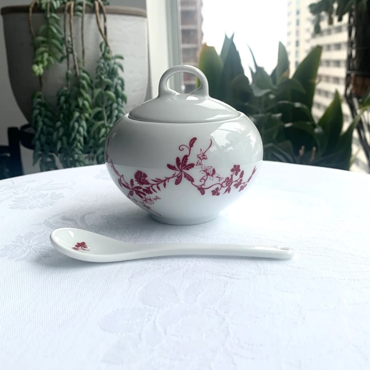 Porcelain Tea Set with Creamer and Sugar Bowl image indicator(4)