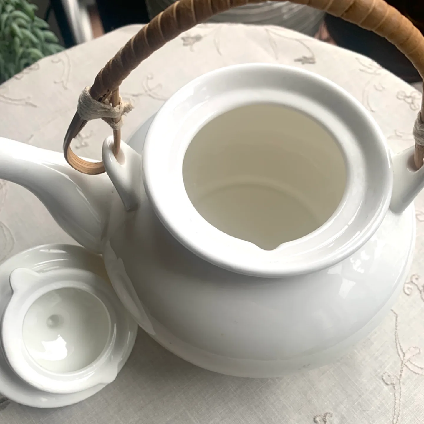 White Teapot with bamboo handle image indicator(2)
