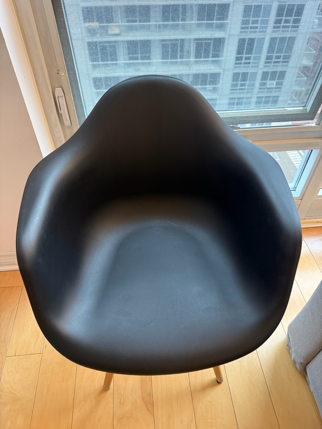 Set of 6 Modern Dining Chairs - Black Shell & Wooden Legs - photo 4