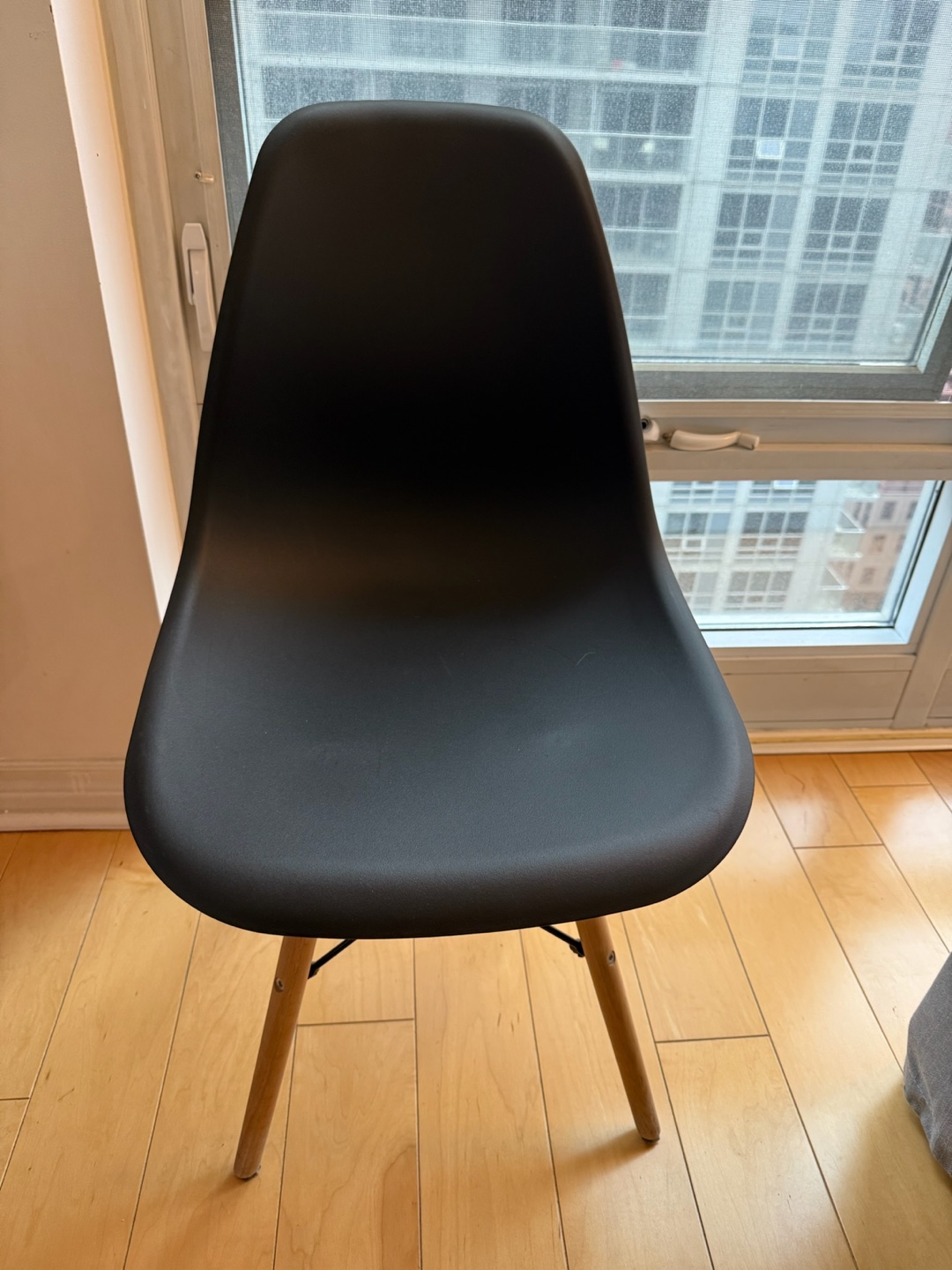 Set of 6 Modern Dining Chairs - Black Shell & Wooden Legs - photo 3