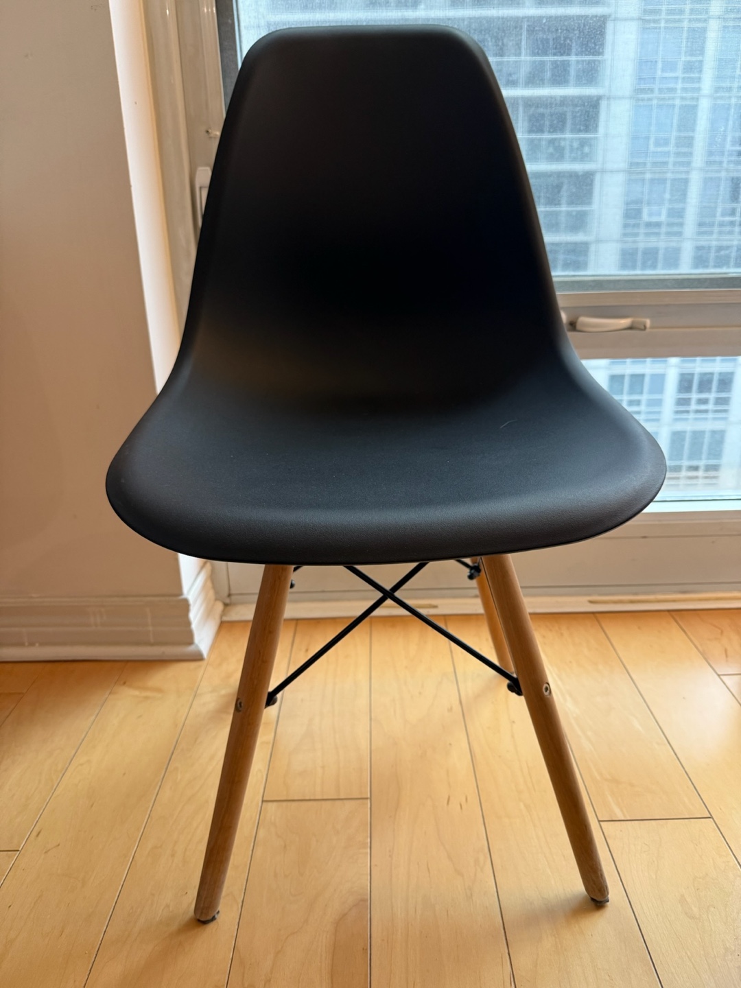 Set of 6 Modern Dining Chairs - Black Shell & Wooden Legs - photo 2