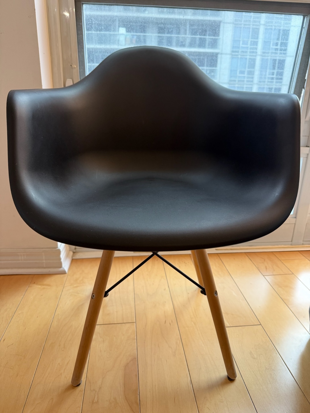 Set of 6 Modern Dining Chairs - Black Shell & Wooden Legs - photo 5