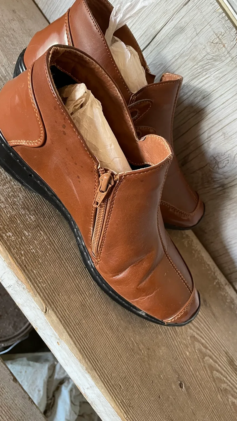 Women’s Shoes (Size 8) image indicator(4)