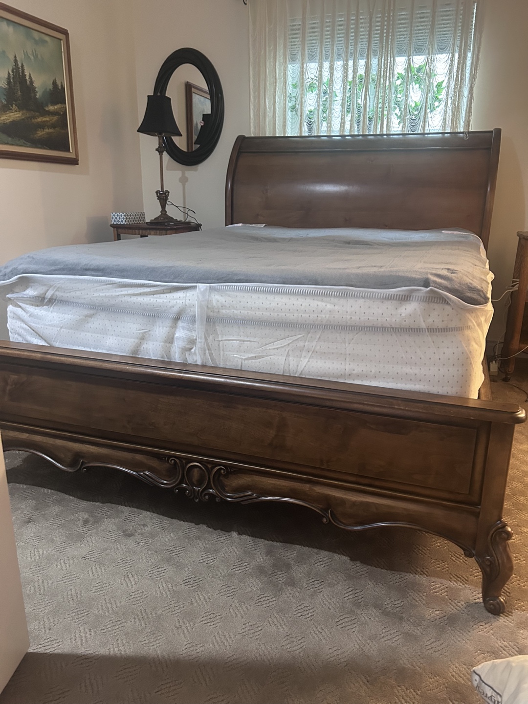 Queen size sleigh bed