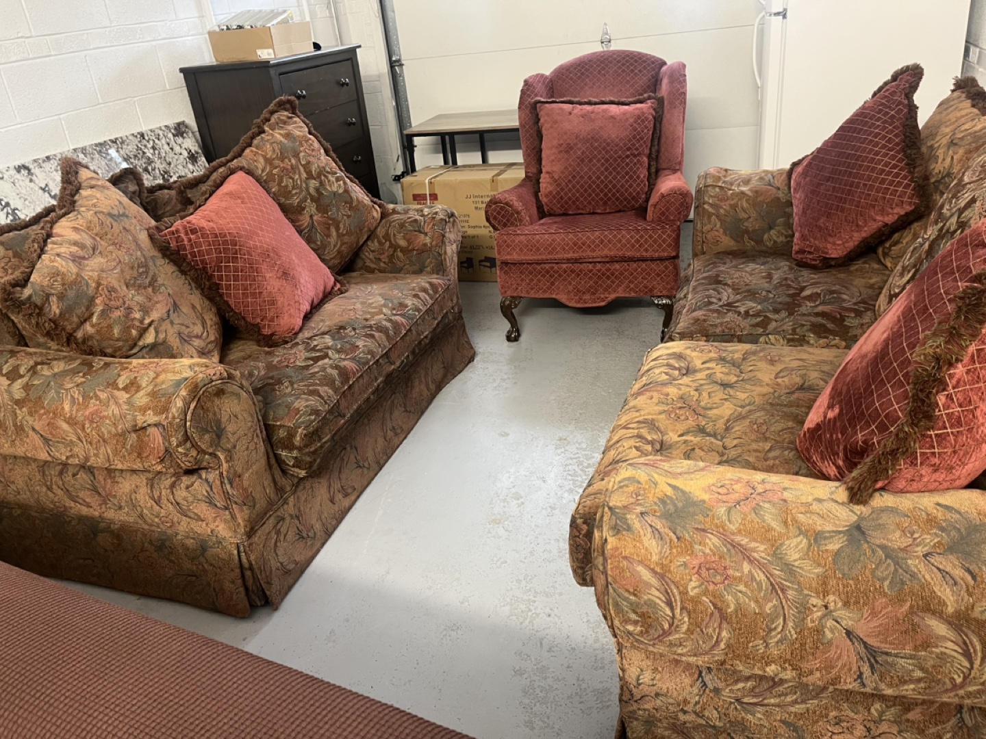 Gorgeous Living Room Set: Loveseat, Sofa, and Chair - photo 2