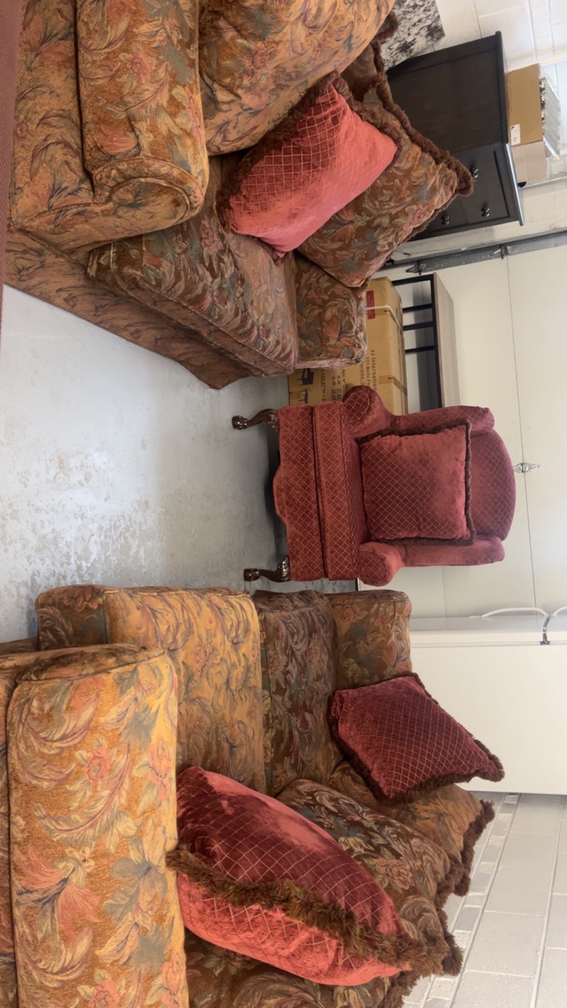 Gorgeous Living Room Set: Loveseat, Sofa, and Chair - photo 3