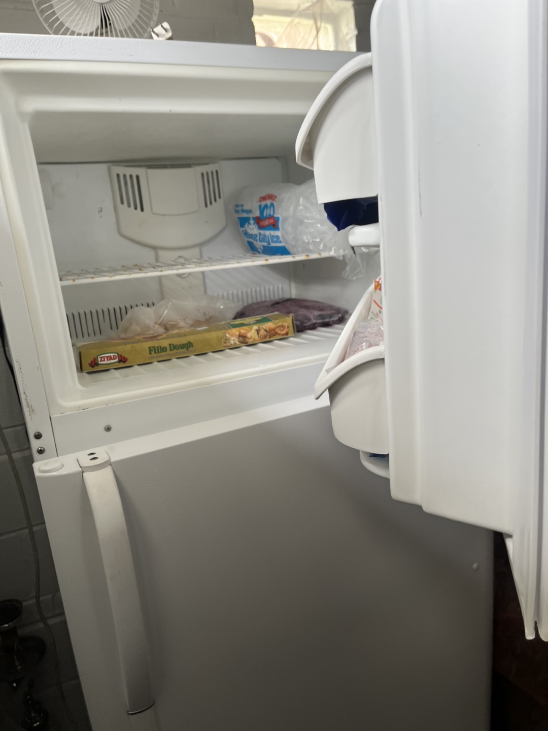 White Frigidaire Top Freezer Refrigerator - photo 3