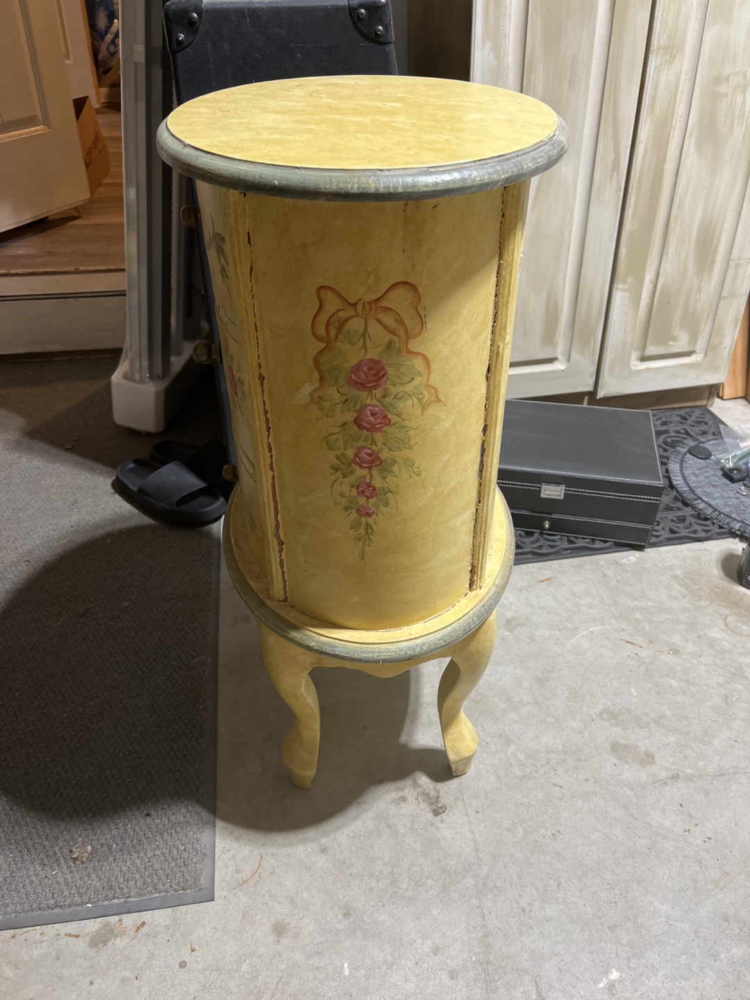 Vintage Style Painted Wooden Round End Table - photo 2