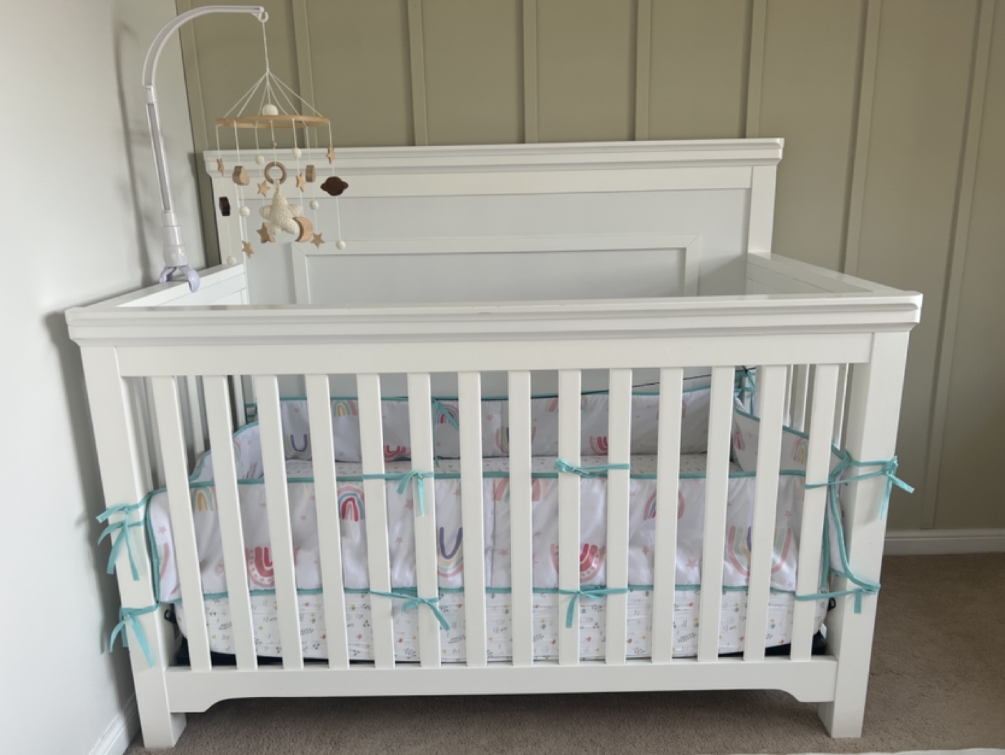 Graco Crib,mattress with proctector,bumpers,mobil with arm