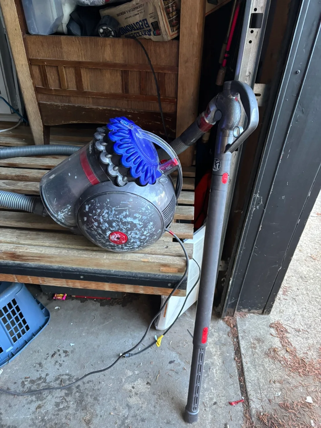 2 Dyson Big Ball Extra Vacuum Cleaners image indicator(4)