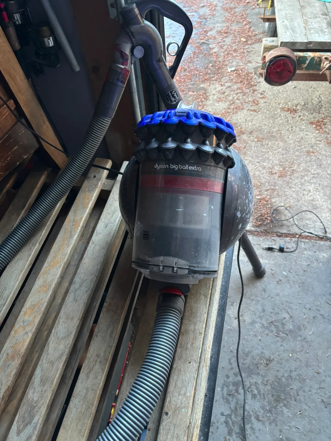 2 Dyson Big Ball Extra Vacuum Cleaners image indicator(5)