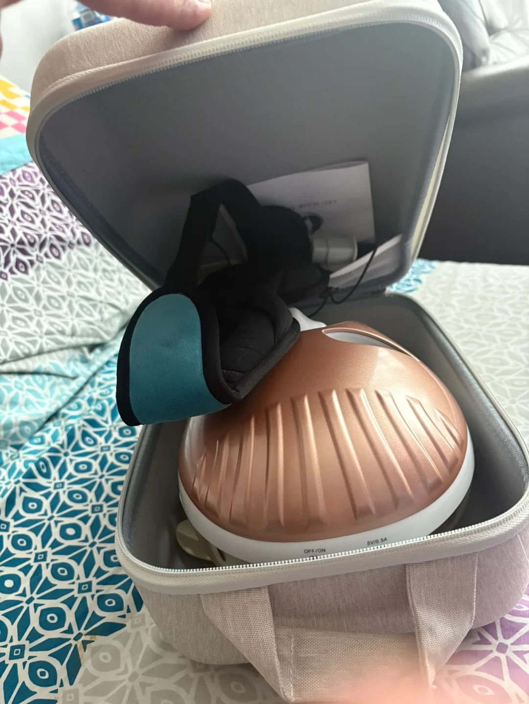 LED Light Therapy Mask with Eye Mask and Accessories image indicator(4)