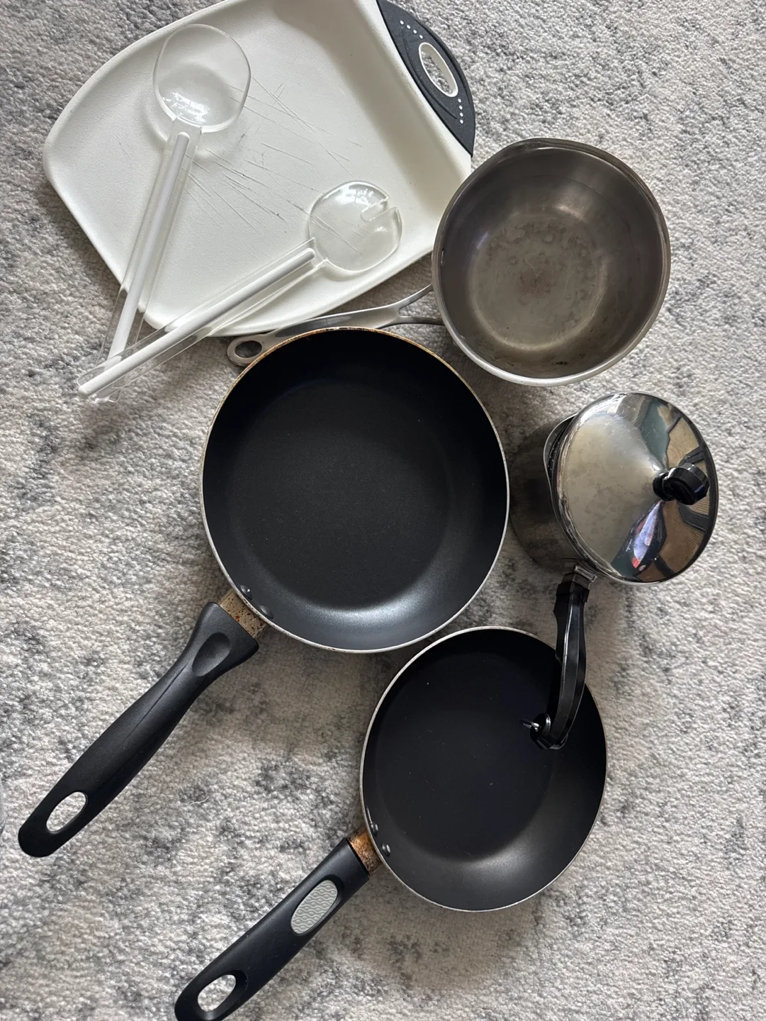 Kitchen Cookware: 2 Frying Pans, Sauce Pan, & Cutting Board thumbnail