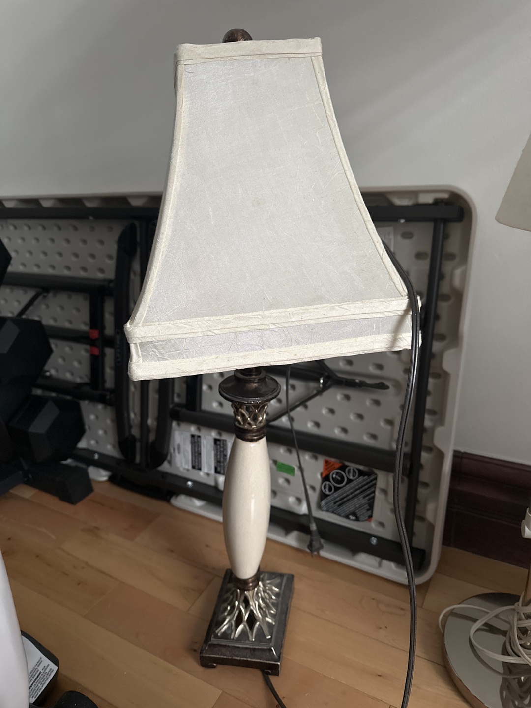 Elegant Table Lamp with Cream Shade - photo 2