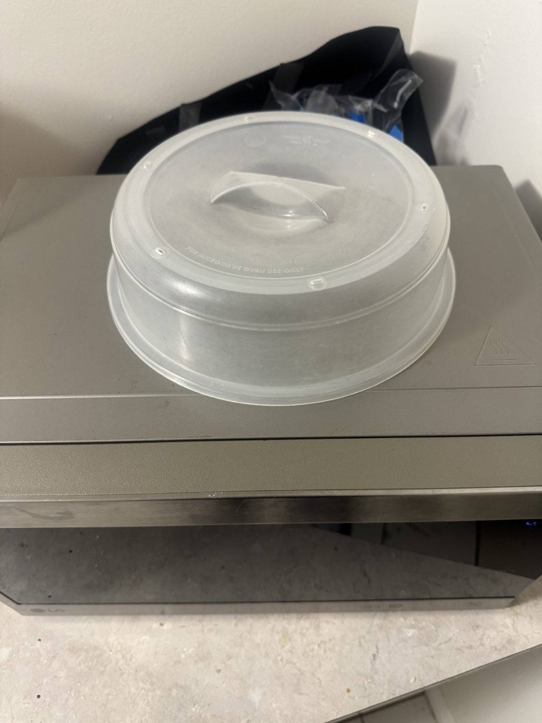 LG Microwave with Lid - photo 4