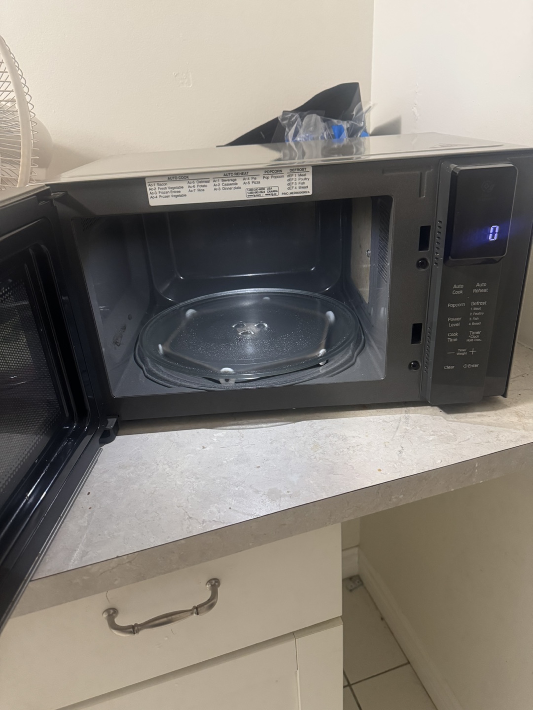 LG Microwave with Lid - photo 3