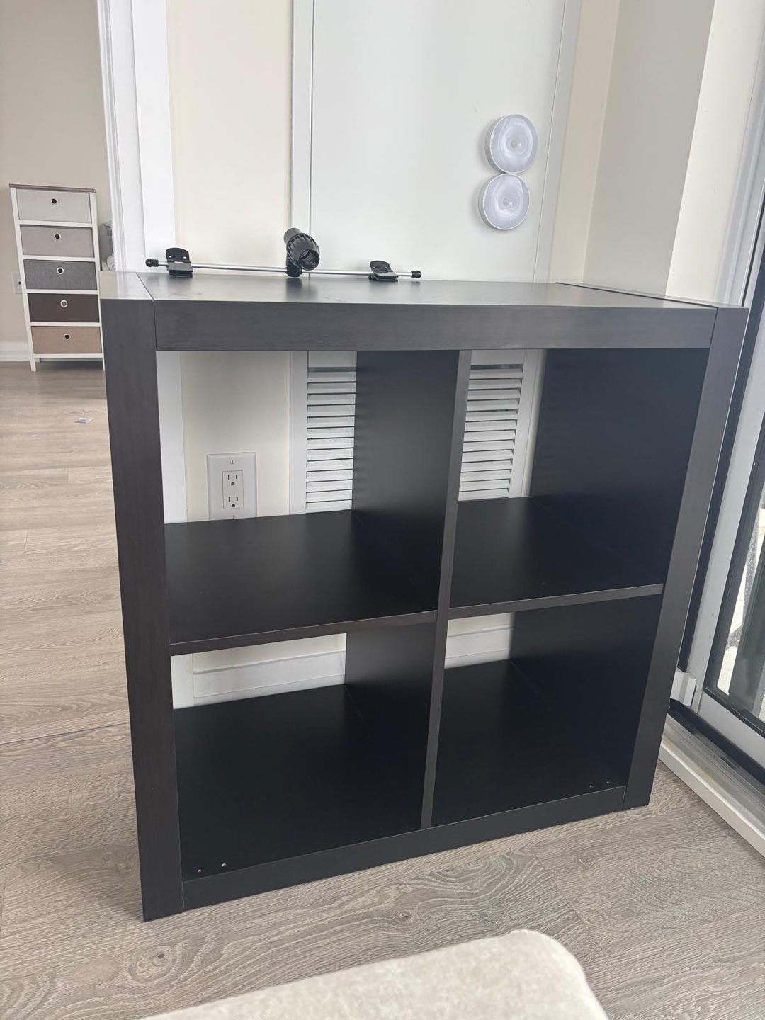 4-cube shelving unit