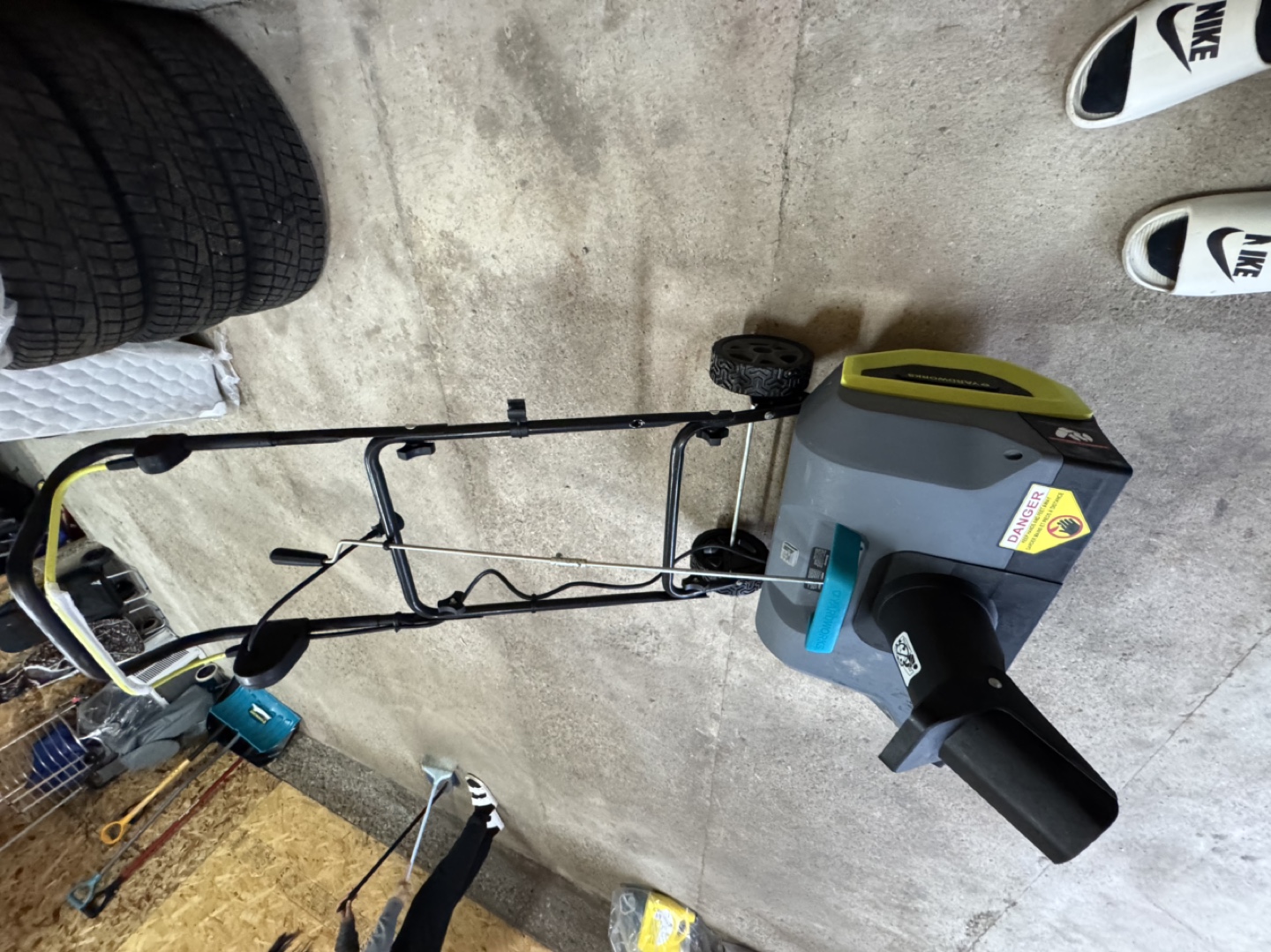 Yardworks 22"/15A Electric Snow Thrower - photo 5