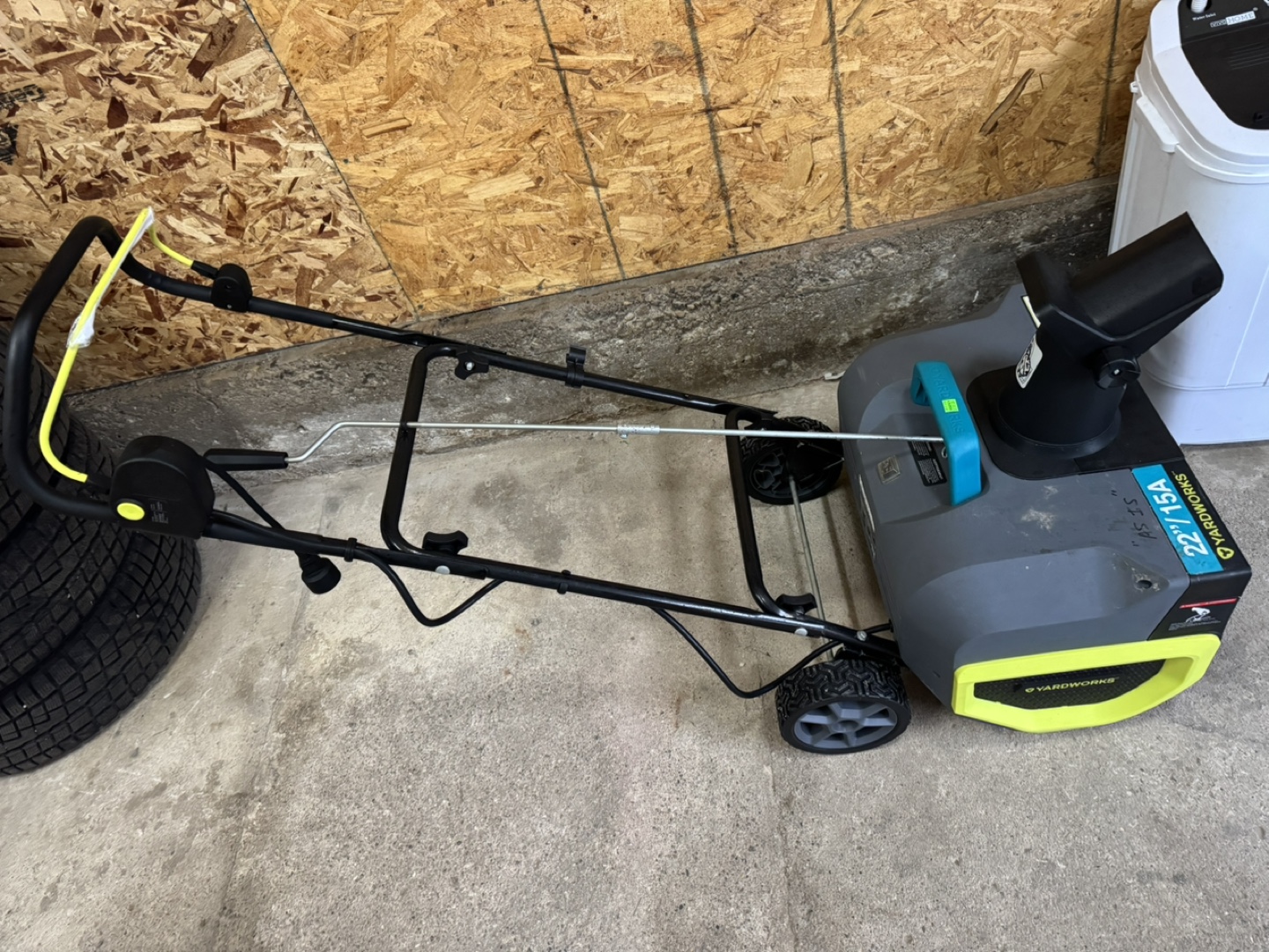 Yardworks 22"/15A Electric Snow Thrower