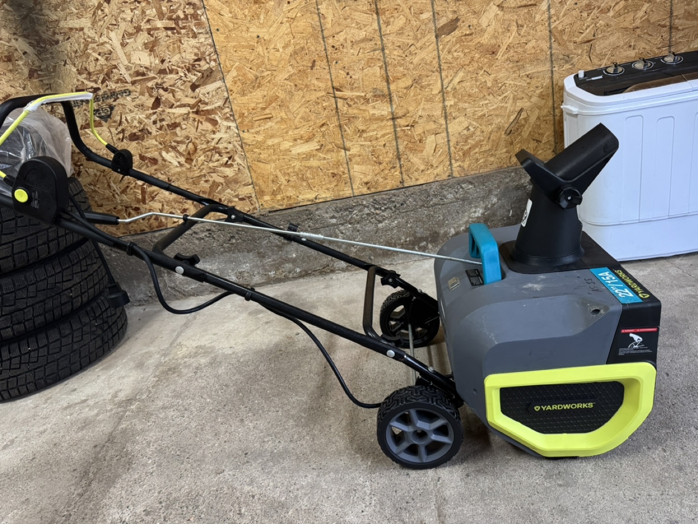 Yardworks 22"/15A Electric Snow Thrower - photo 3