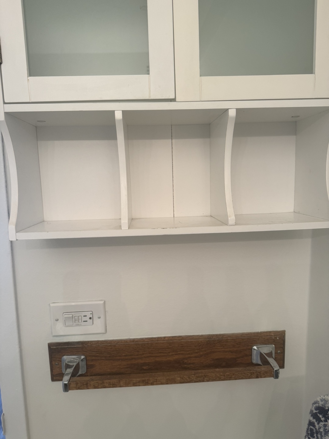 White Bathroom Cabinet - photo 3