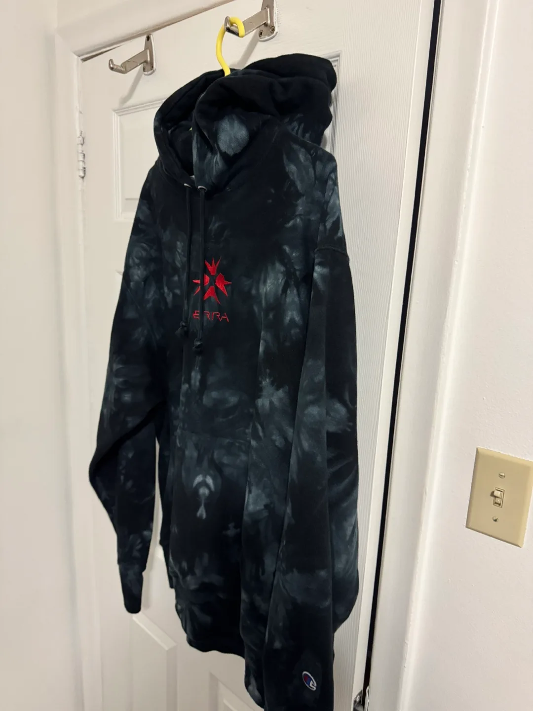 ERRA burst logo embroidered Tie dye Hoodie Champion (XL) image indicator(6)