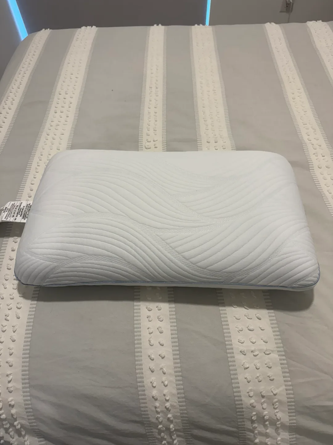 Cooling Memory Foam ComfortFit Pillow thumbnail
