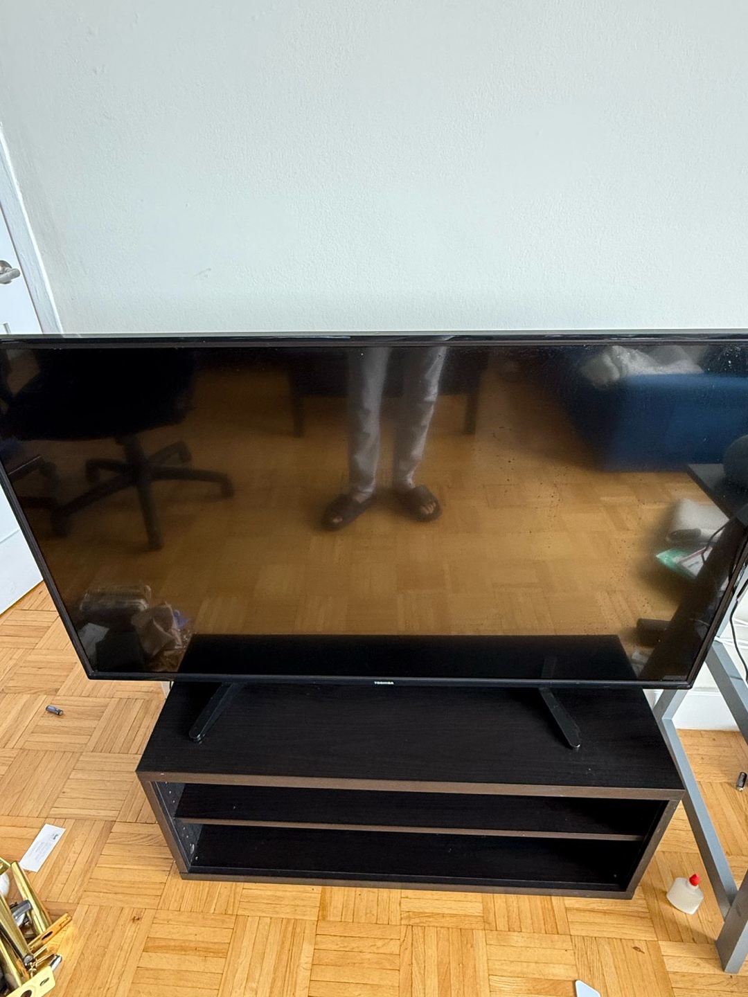 TV 50” Toshiba HDTV with TV stand