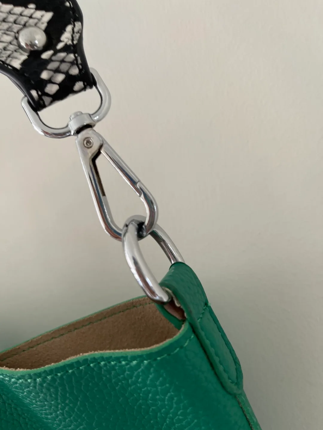 Green Crossbody Bag with Strap image indicator(10)