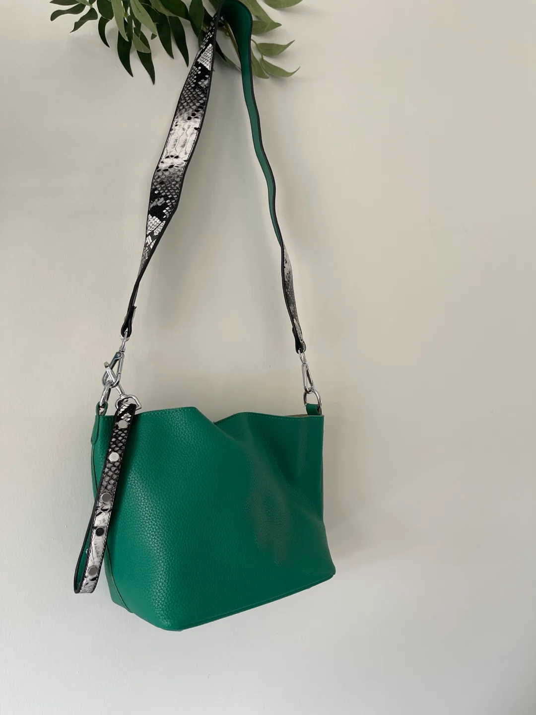 Green Crossbody Bag with Strap image indicator(9)