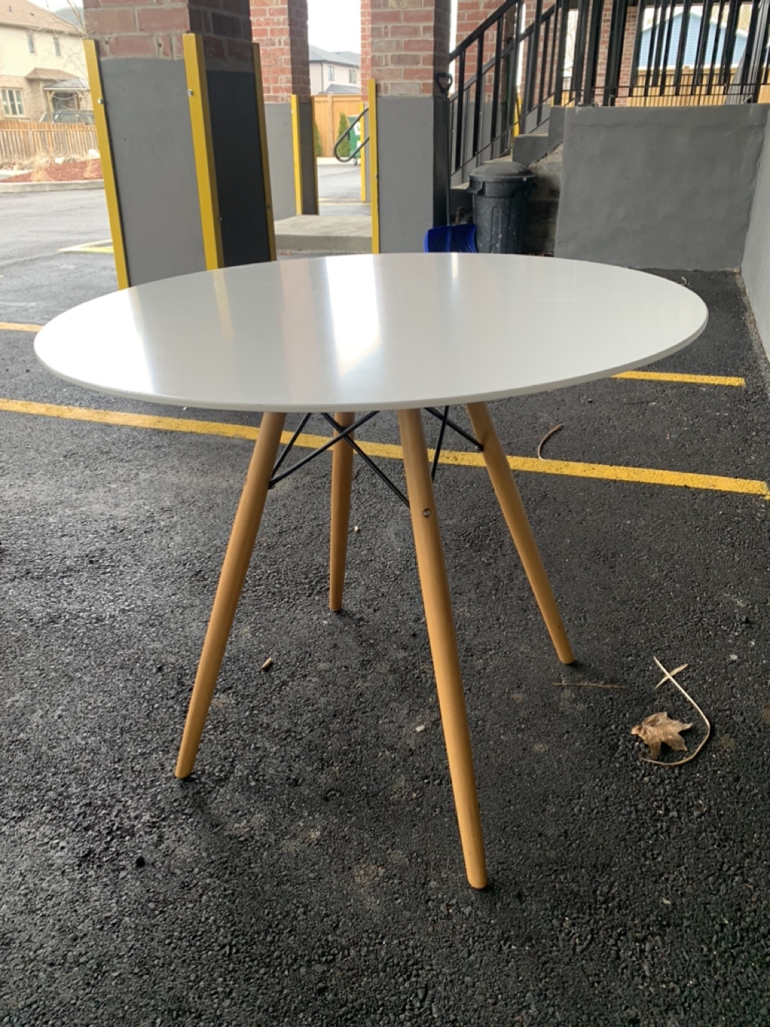 White Round Dining Table with Wooden Legs