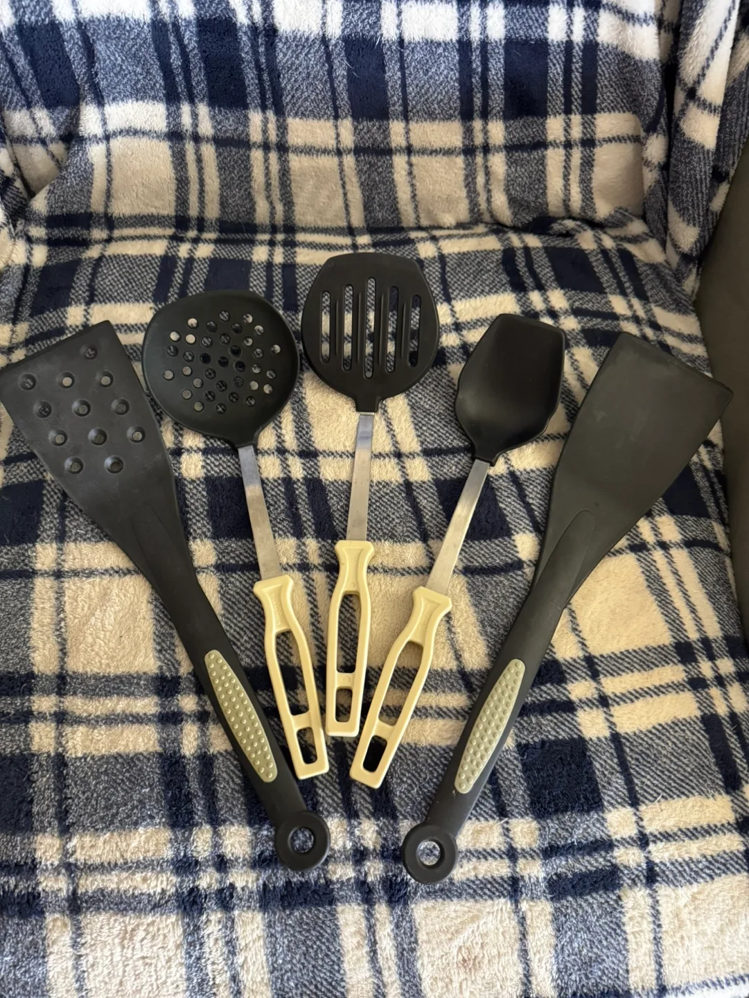 Set of cooking utensils thumbnail