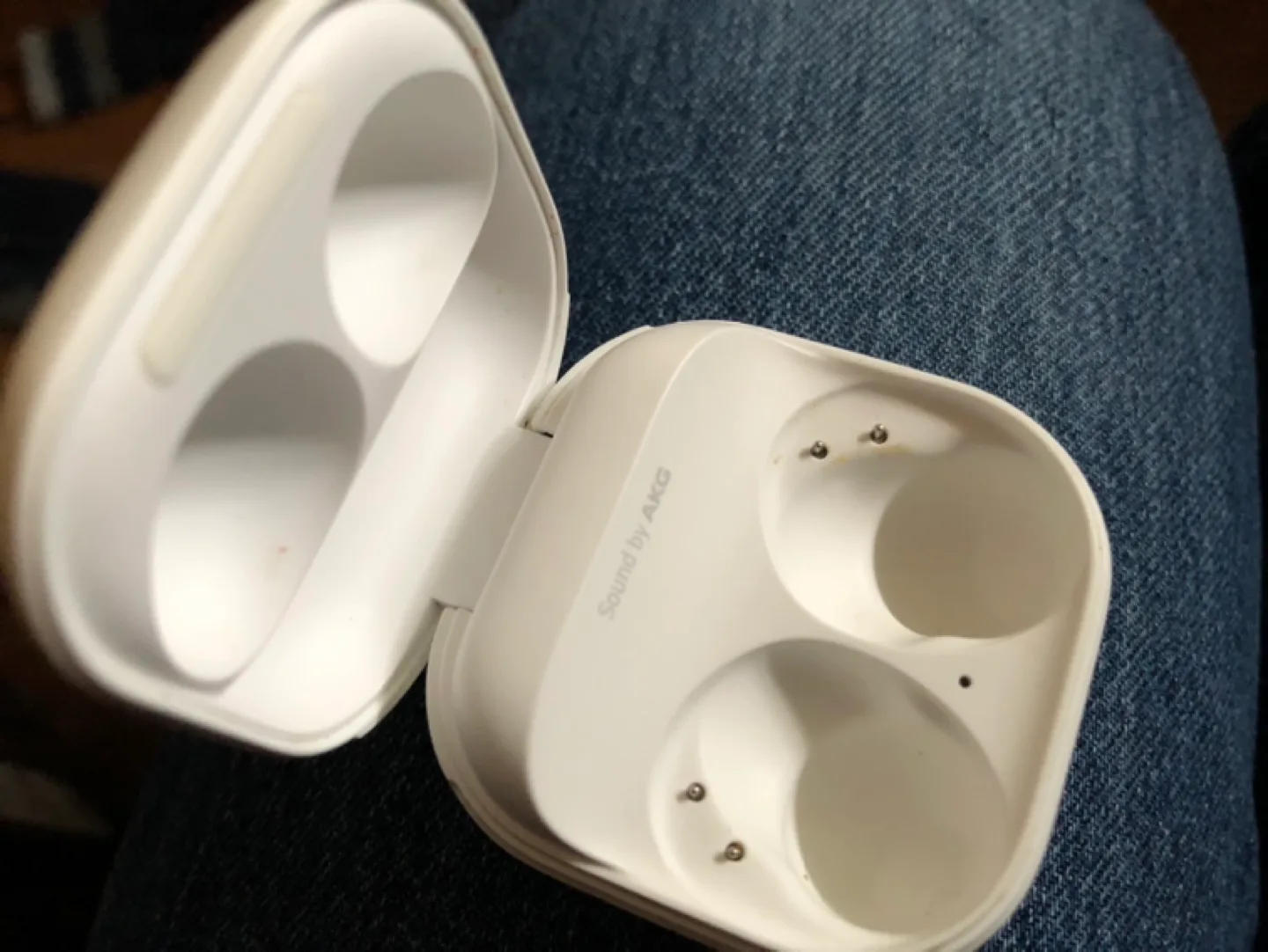 Samsung Galaxy Buds 2 Pro Charging Case white image indicator(3)