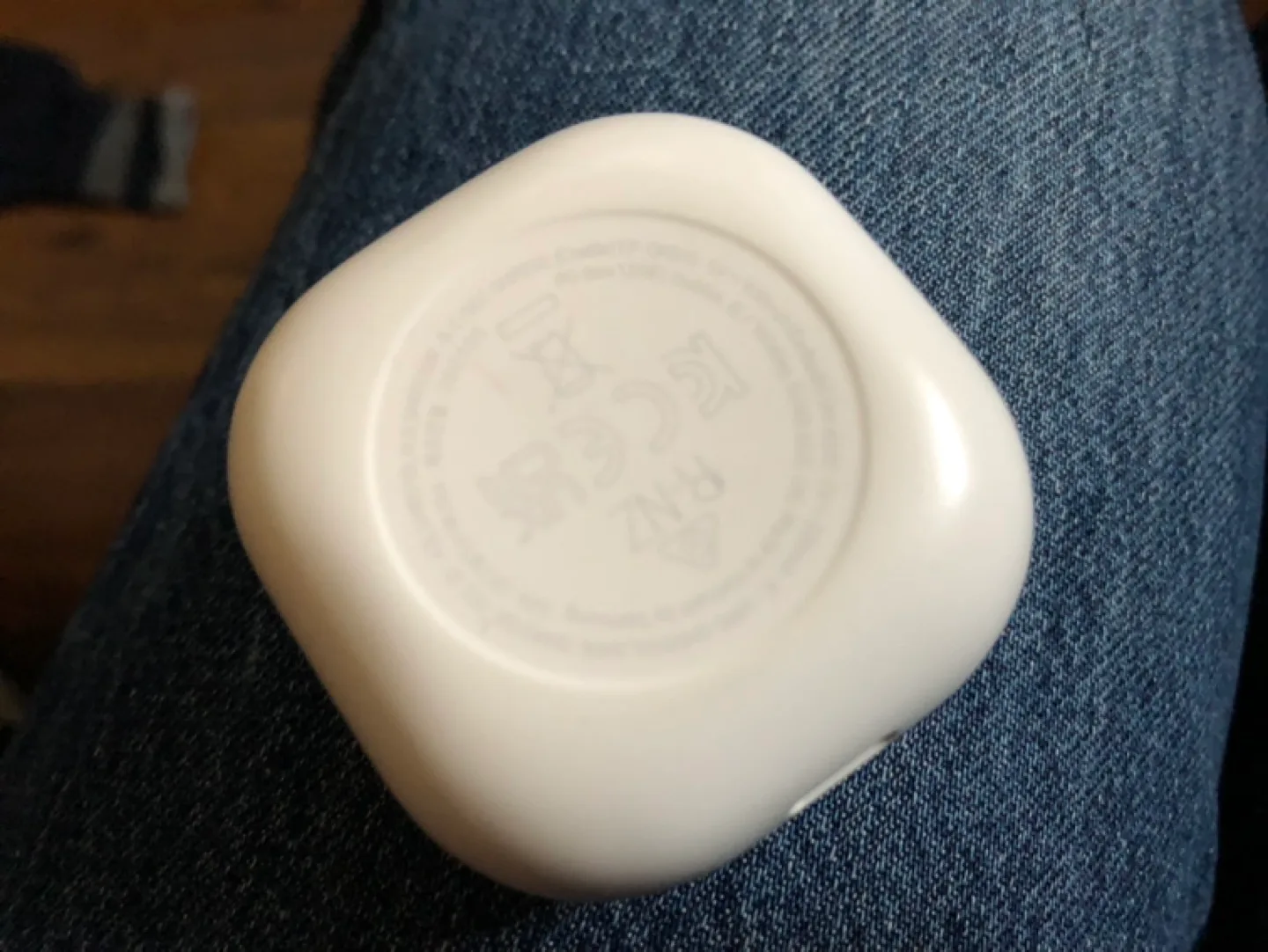 Samsung Galaxy Buds 2 Pro Charging Case white image indicator(2)