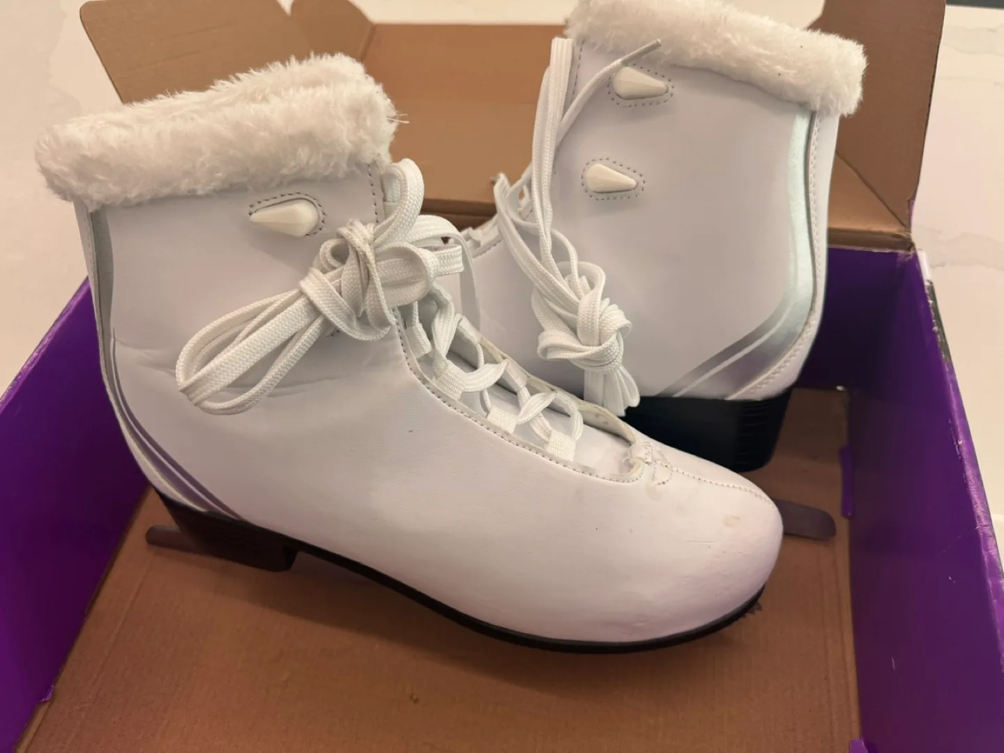 FS Figure Skates with Fur Collar- size 9 image indicator(2)