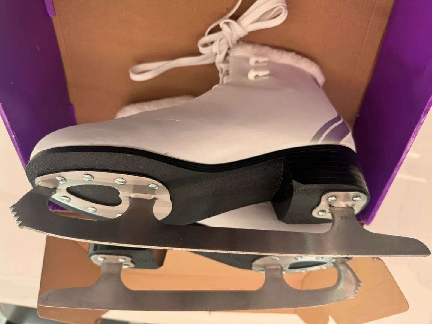 FS Figure Skates with Fur Collar- size 9 image indicator(3)