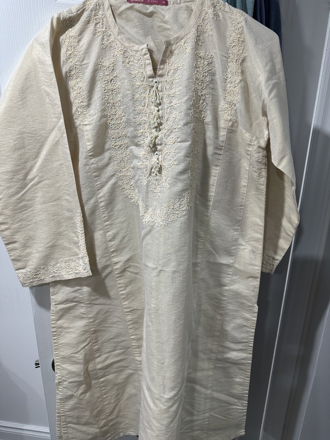Cream-coloured embroidered kurta and pajama set - photo 2