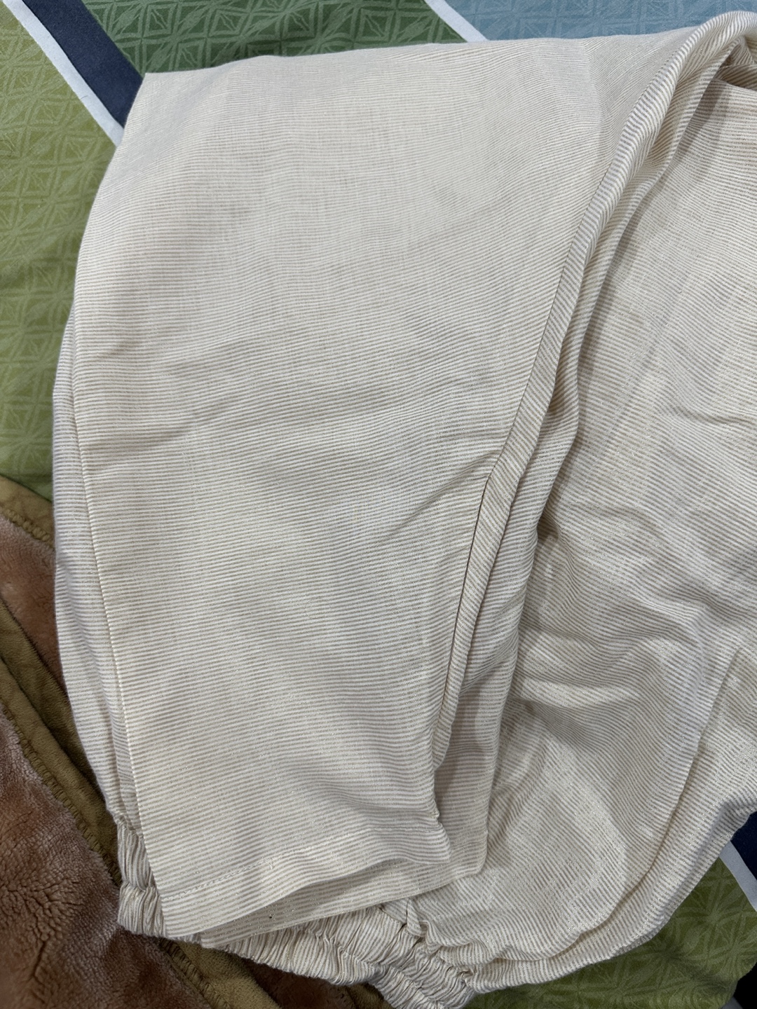 Cream-coloured embroidered kurta and pajama set - photo 3