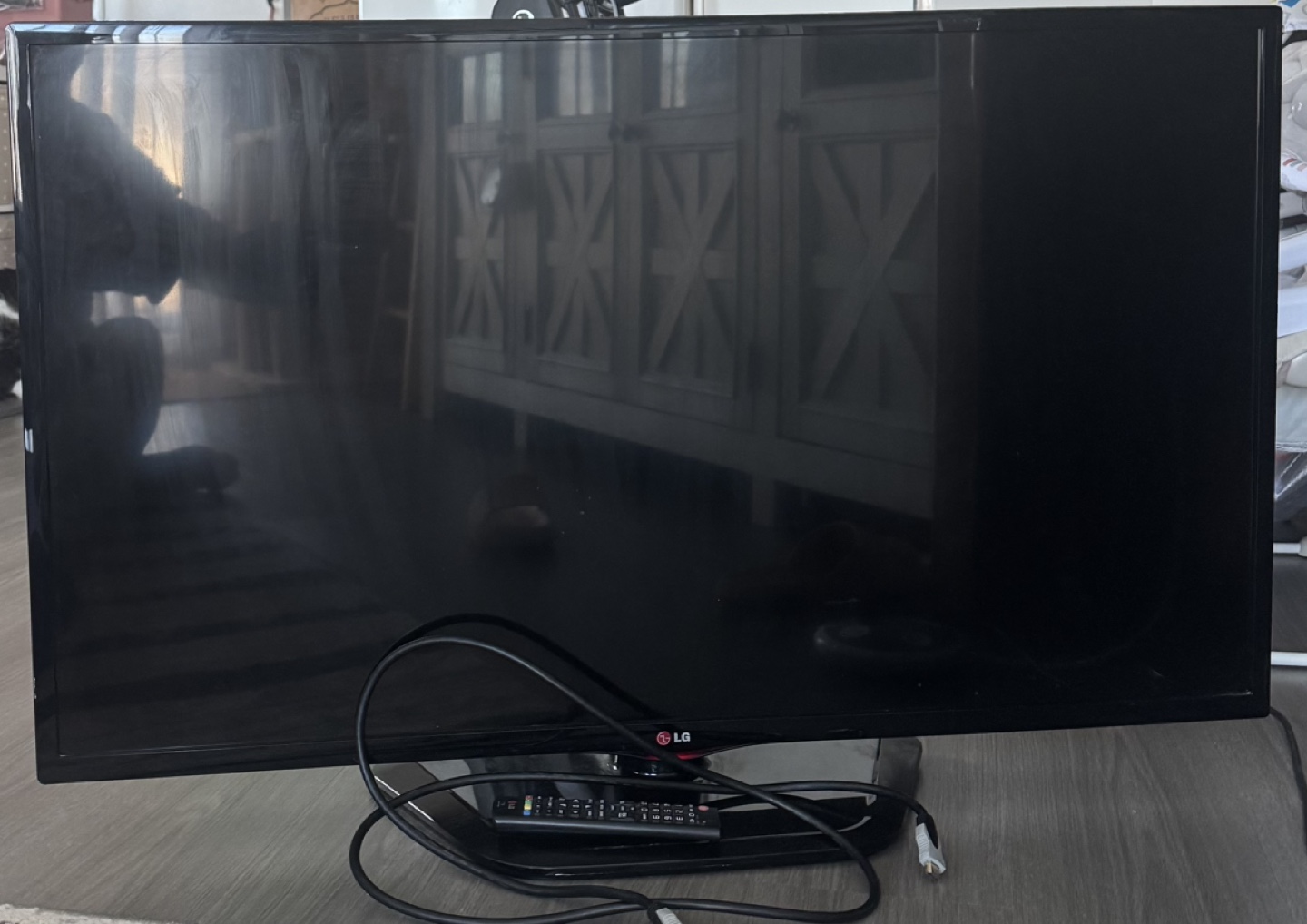 LG 42inch Screen TV with Remote and HDMI cable